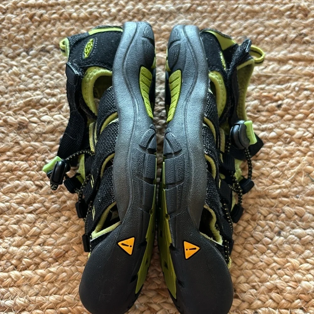 Keen‎ Youth Hiking/water shoes black and neon green youth size 2